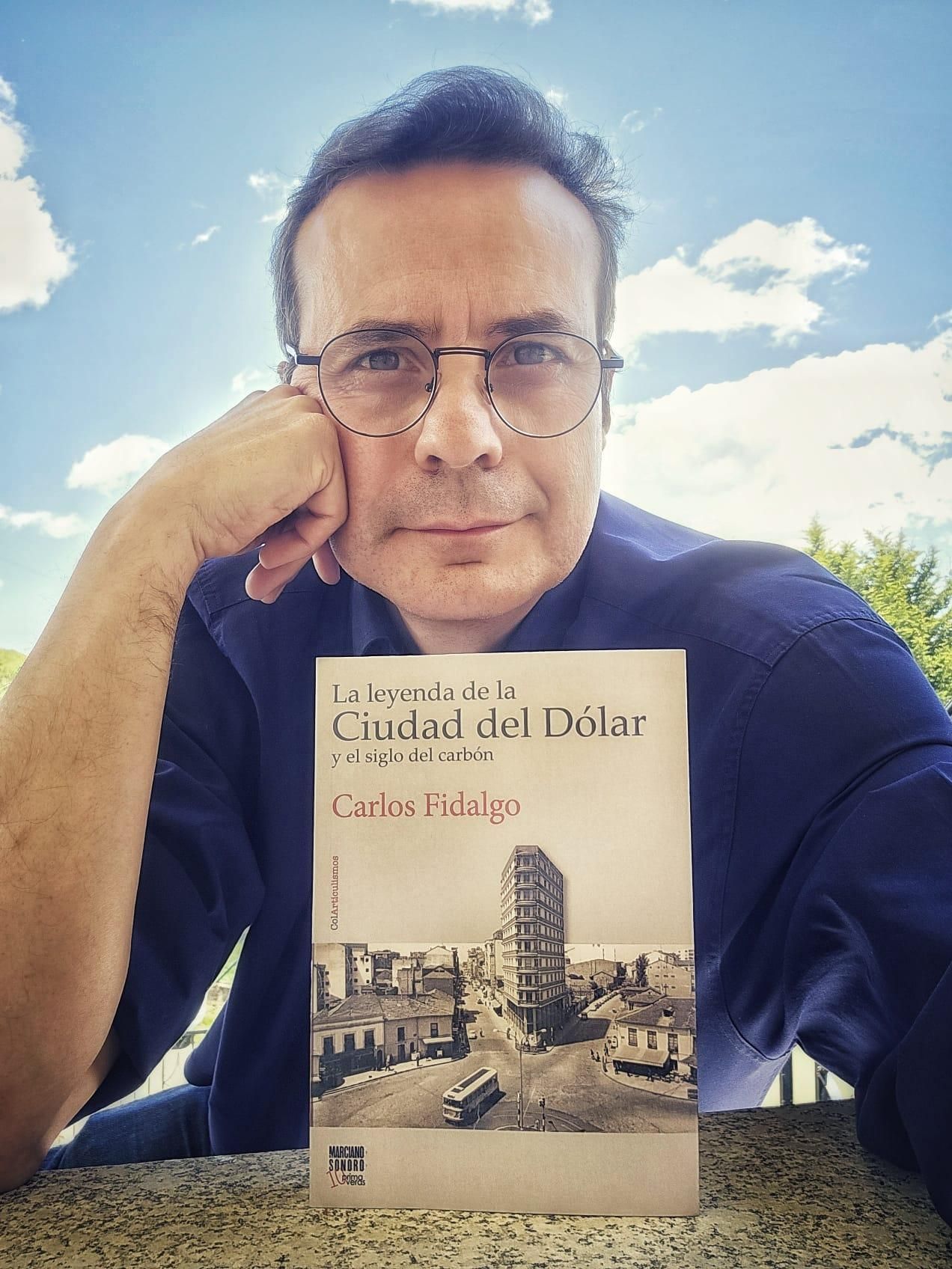 Carlos Fidalgo con su último libro, 'La leyenda de la Ciudad del Dólar y el siglo del carbón', editado por Marciano Sonoro.