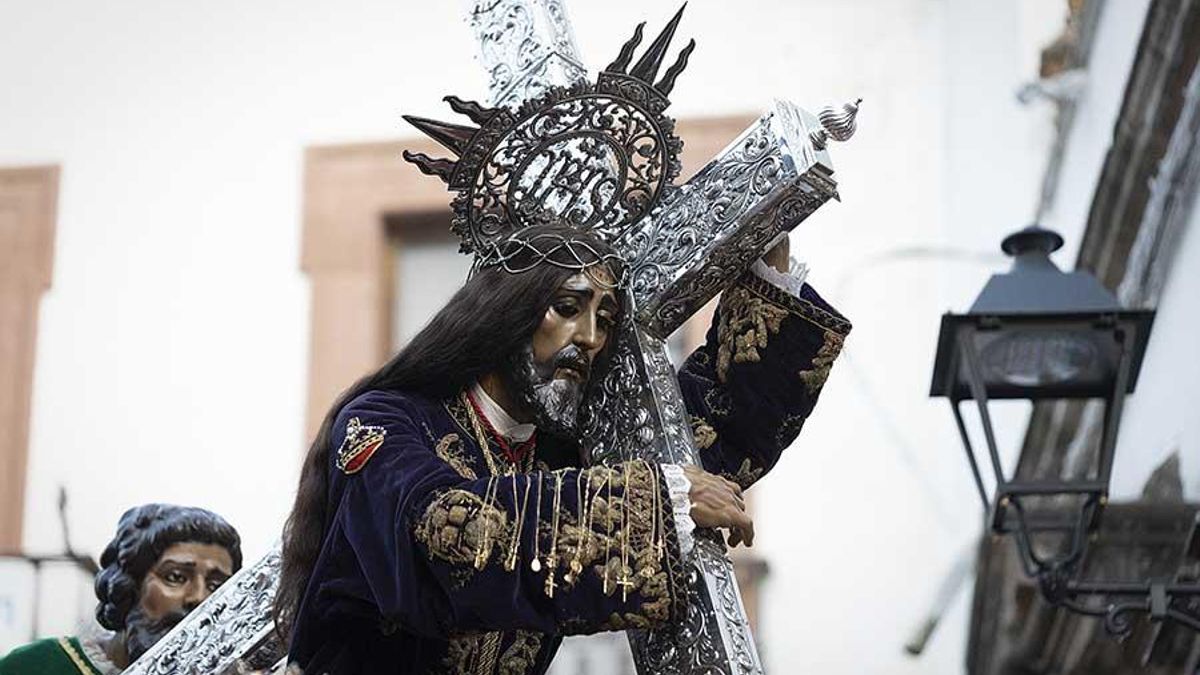 Jesús Nazareno llega al Poyato de San Jacinto donde espera el primer rayo de sol 