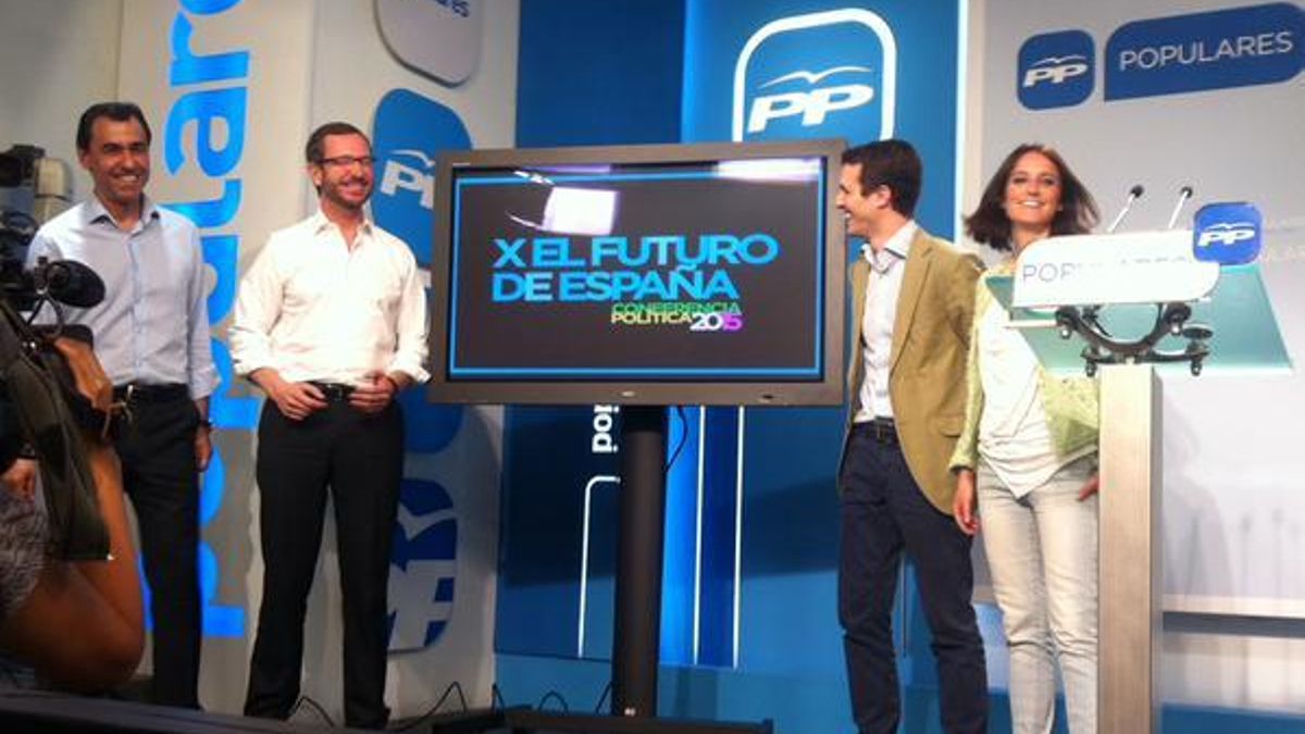 Los nuevos dirigentes del PP, junto al lema de la conferencia política.