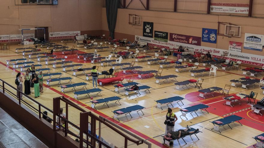 El pabellón Quiquirá de La Orotava, convertido en un albergue para acoger a los vecinos afectados por el incendio de Tenerife