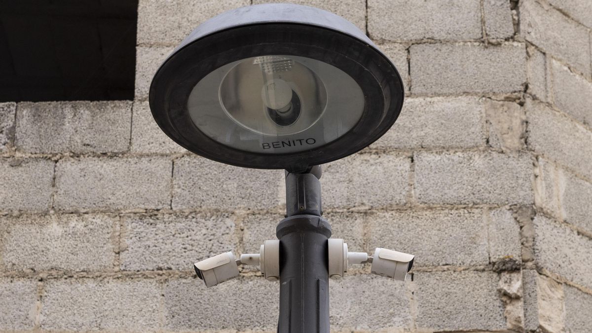 Dos cámaras instaladas en una farola de la red eléctrica controlan la vida cotidiana de los vecinos en uno de los accesos al núcleo urbano.