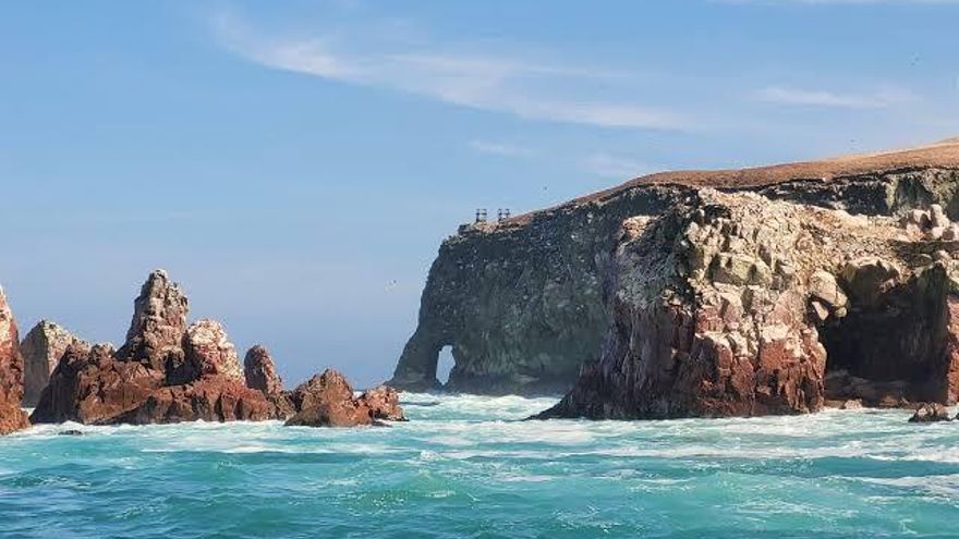 Las Islas Ballestas: las "Galápagos de Perú" que tienen tres millones de aves, un geoglifo y un fertilizante que financió un país entero