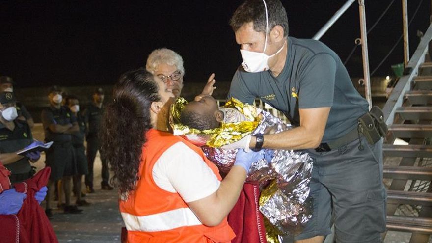 Hospitalizada una embarazada rescatada en una patera en el mar de Alborán