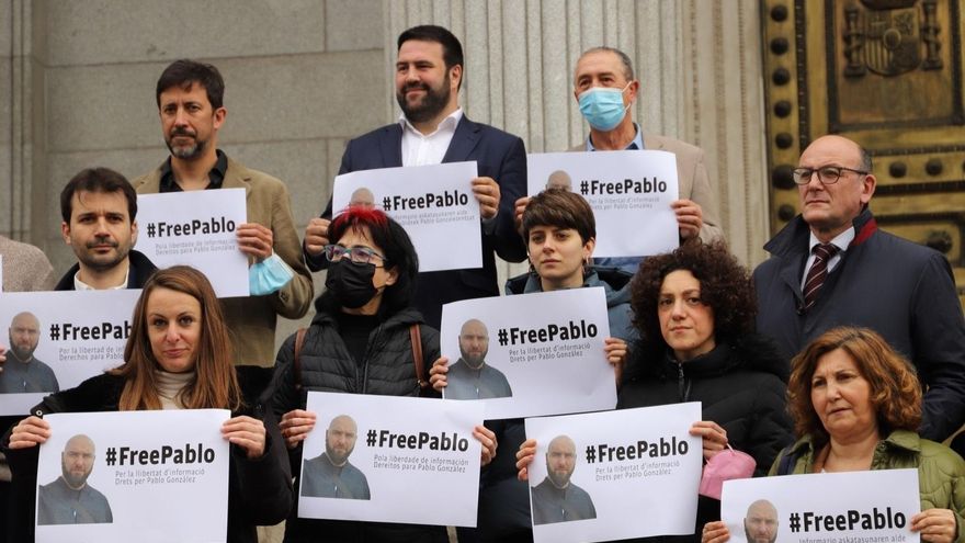 Representantes de EH Bildu, Unidas Podemos, ERC, PNV, Junts, CUP, BNG y Compromis se concentran ante el Congreso por la liberación del periodista Pablo González.