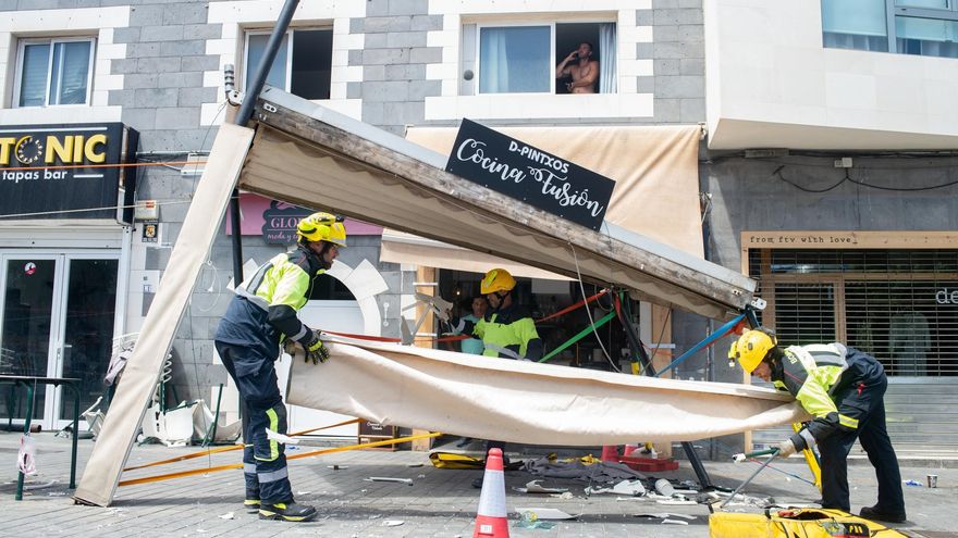 La estructura de la terraza de un bar de Corralejo dañada tras empotrarse un coche en la mañana de este jueves