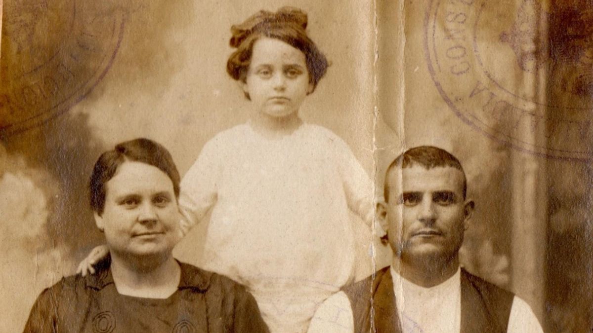 Tonica Signes Fenoll, fotografiada con sus padres: Maria Rosa Fenoll Martí y Antonio Signes Arabí.