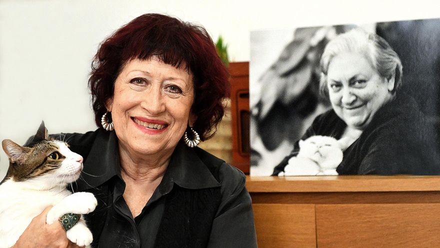 Aymerich, con uno de sus gatos, emulando la foto de Maria Aurèlia Capmany.