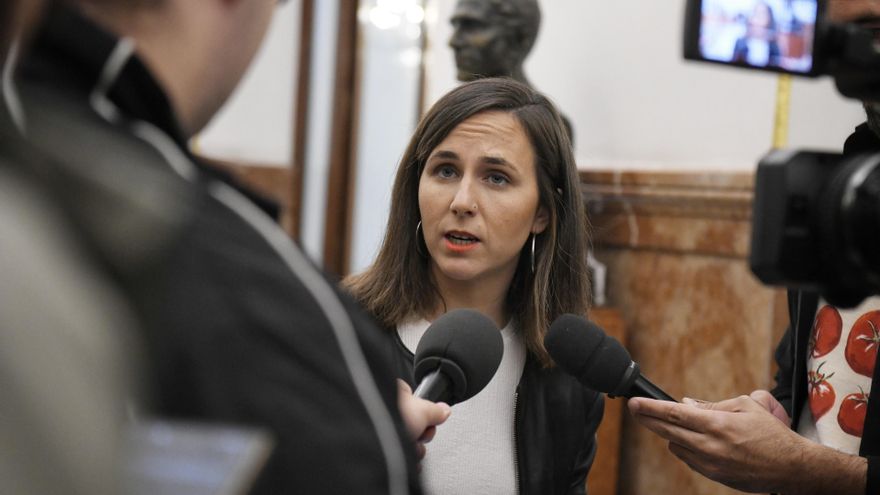 La secretaria general de Podemos, Ione Belarra, ofrece declaraciones a los medios tras una plenaria en el Congreso de los Diputados, a 23 de octubre de 2024, en Madrid (España).