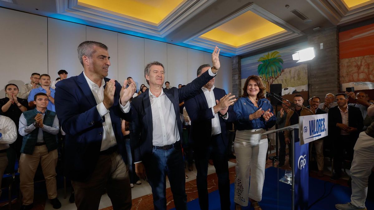 El presidente del PP, Alberto Núñez Feijóo (2i) y el presidente del PP canario, Manuel Domínguez (i) durante un acto político en Las Palmas de Gran Canaria en su campaña previa al Congreso Nacional que va a celebrar su partido del 4 al 6 de julio en Madrid. EFE/ Elvira Urquijo A