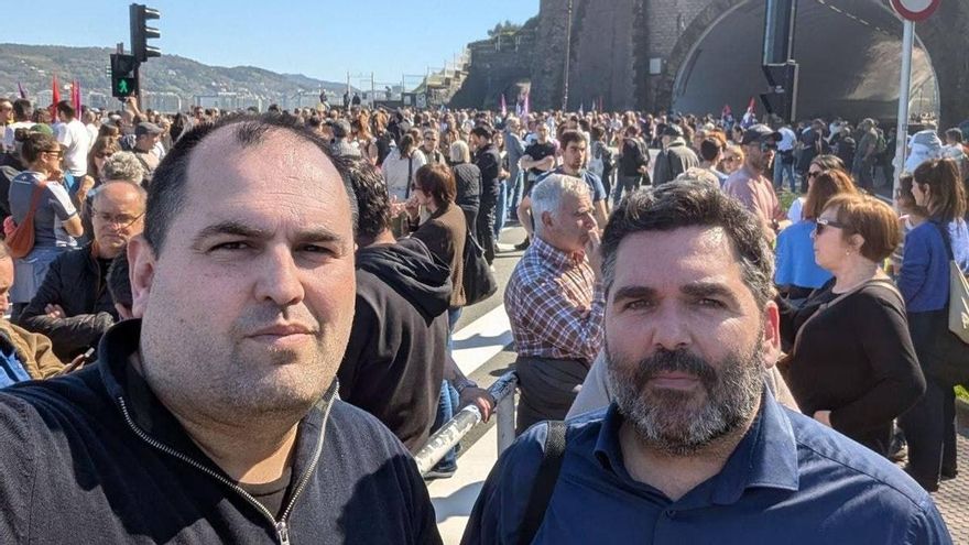 Víctor Lasa (a la derecha), concejal de Podemos en Donostia