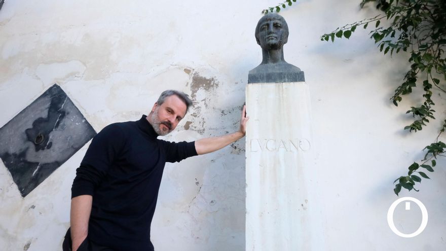 Antonio Ruz, junto al busto de Lucano en Córdoba