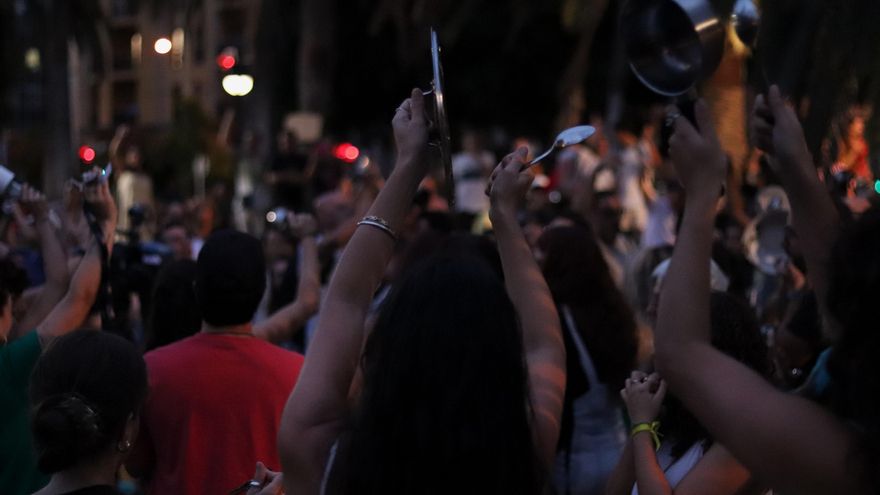 Multitudinaria cacerolada en Gran Canaria por el derecho a la vivienda