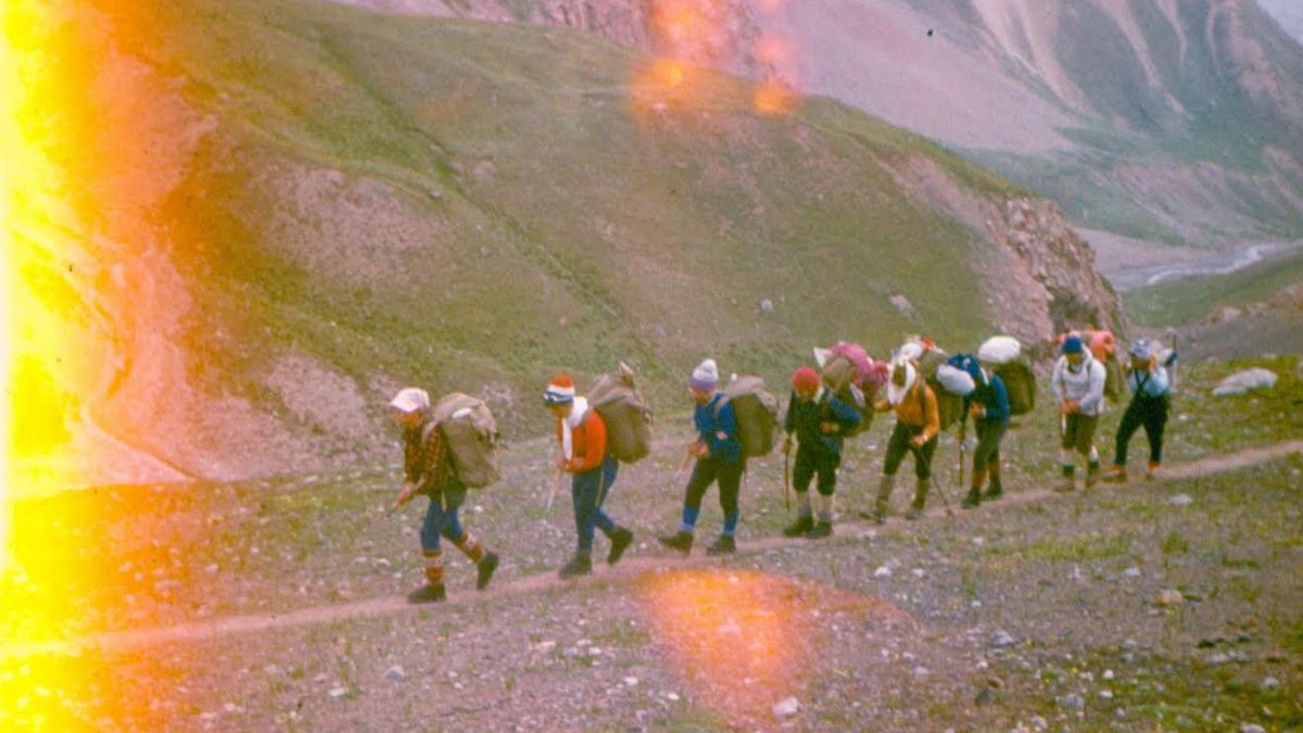 El equipo de expedición de Elvira Shatayeva y sus siete compañeras camino
del pico Lenin.
