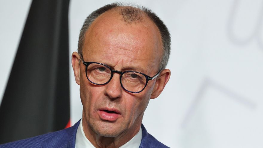 El canciller alemán Friedrich Merz se dirige a una conferencia de prensa tras la firma de la declaración sobre el despliegue de la fuerza post-alto el fuego en Ucrania durante la cumbre de la Coalición de los Dispuestos sobre garantías de seguridad para Ucrania, en el Palacio del Elíseo en París, Francia, 06 de enero de 2026. (Francia, Alemania, Ucrania) EFE/EPA/LUDOVIC MARIN / POOL MAXPPP OUT