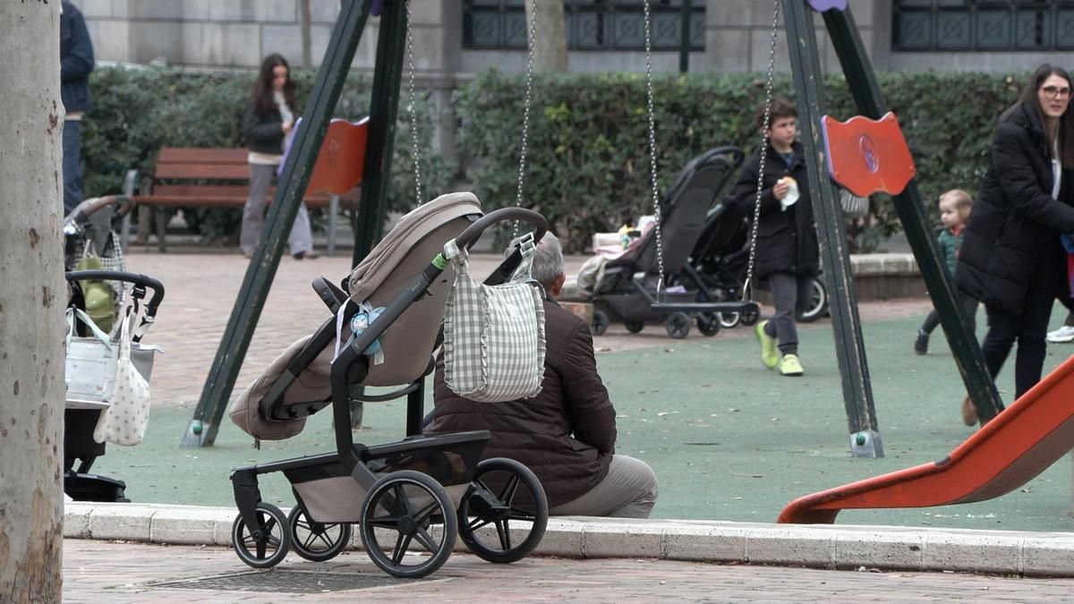 Tener hijos dispara la pobreza en hogares de padres jóvenes y de un solo progenitor