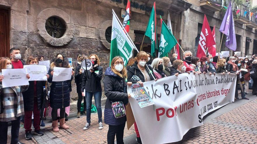 Sanitarios durante la concentración frente al ambulatorio del Casco Viejo de Bilbao