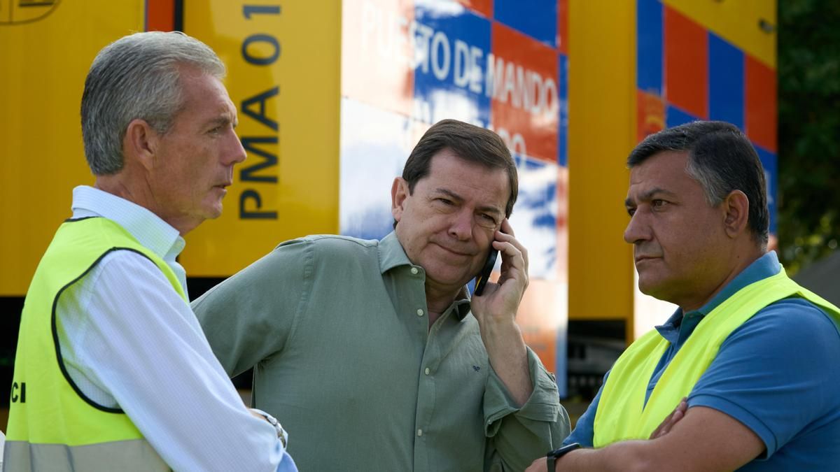 El presidente de la Junta de Castilla y León, Alfonso Fernández Mañueco (c), el presidente de la Diputación de Ávila, Carlos García (d) y el delegado territorial de la Junta, José Francisco Hernández (i) a su llegada al Puesto de Mando Avanzado instalado en Navaluenga (Ávila), este domingo.