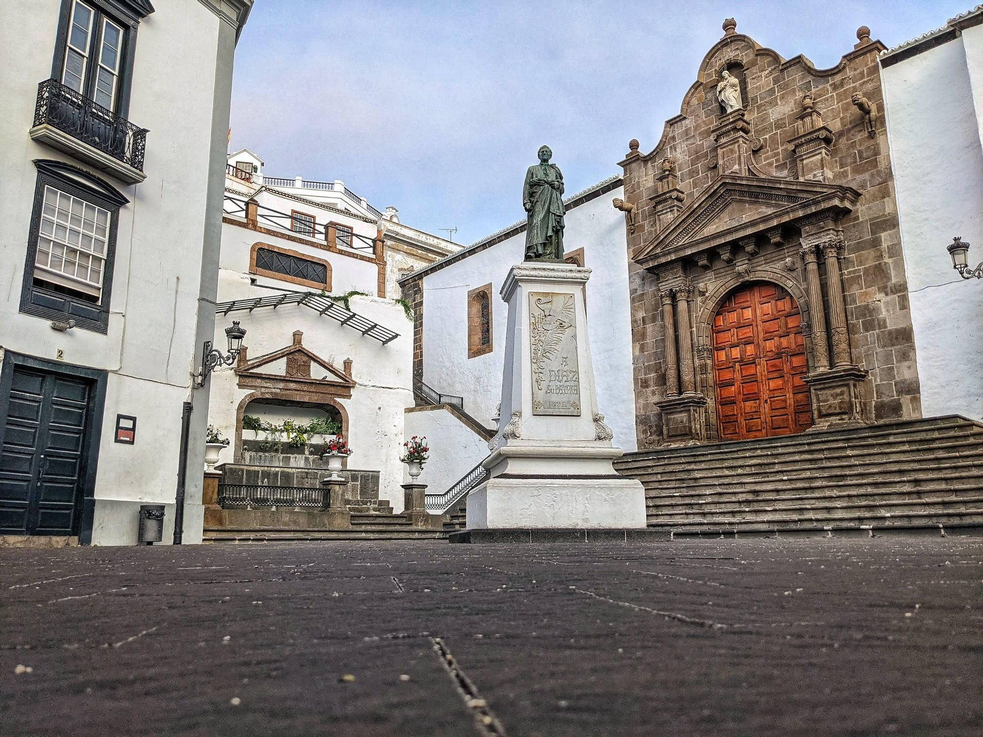 Plaza de España de Santa Cruz de La Palma, en la mañana de este sábado, cubierta de ceniza. Foto: JOSÉ F. AROZENA