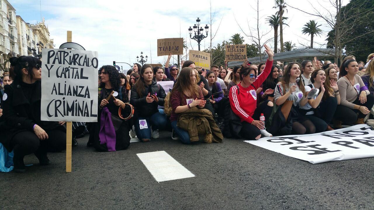 Sentada durante el pasacalles feminista de Santander. | LARO GARCÍA