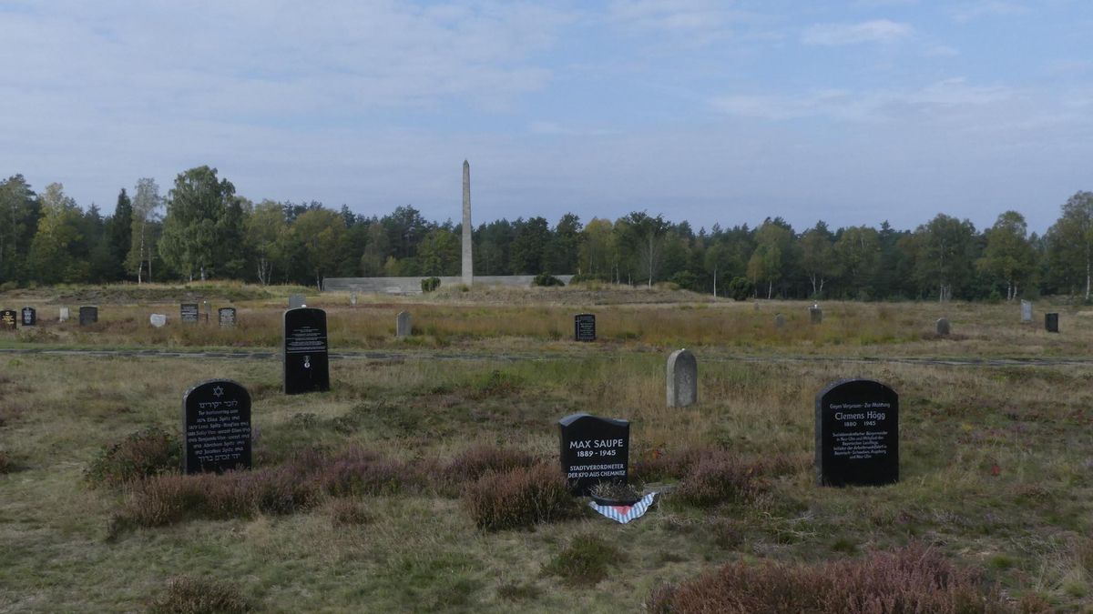Muchos llegan hasta Bergen-Belsen atraídos por la figura de Ana Frank. En este campo de concentración, las muertes por enfermedad fueron catastróficas.
