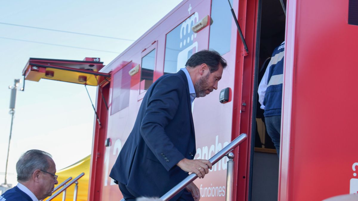 El ministro de Transportes y Movilidad Sostenible, Óscar Puente, en el Puesto de Mando Avanzado instalado en el lugar de los hechos.