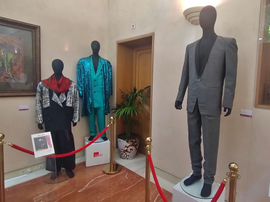 Trajes de Tino Casal (izquierda) y de Loquillo (derecha)