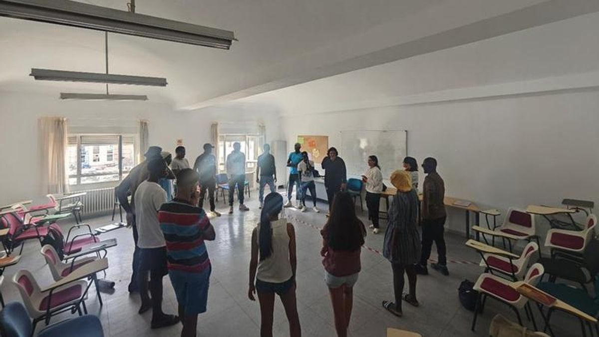 Alumnos durante la primera sesión del curso Teatro activo realizada en las instalaciones del albergue de asociaciones del CHF. 