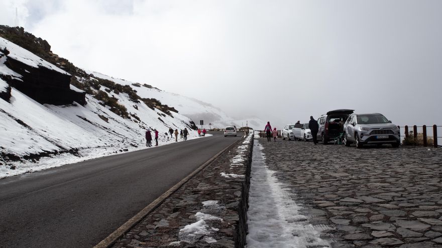 El Cabildo de Tenerife ha solicitado precaución a la población al circular con los vehículos por el hielo que hay en las carreteras hacia el Parque Nacional