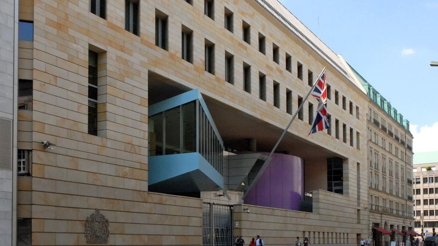 El espía de la embajada británica: discreto, de plantilla y coleccionista de banderas rusas