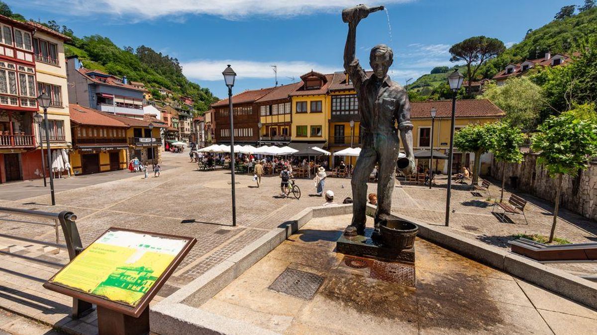 Requexu y escultura "El Escanciador de Sidra", obra de José Manuel Félix Magdalena