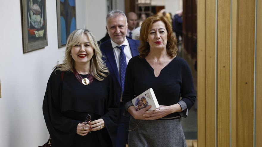 La presidenta del Congreso, Francina Armengol (d), y el ministro de Política Territorial y Memoria Democrática, Ángel Víctor Torres (detrás), participan en la presentación del libro 'Jerónimo Saavedra, el último prócer', de la senadora Marta Saavedra (i), este lunes en Madrid. EFE/ Rodrigo Jiménez