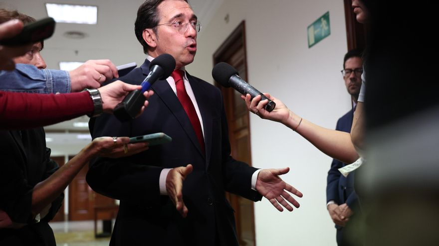 El ministro de Asuntos Exteriores, Unión Europea y Cooperación, José Manuel Albares, atiende a los medios a su llegada a la Comisión de Asuntos Exteriores, en el Congreso, a 9 de abril de 2026, en Madrid (España).