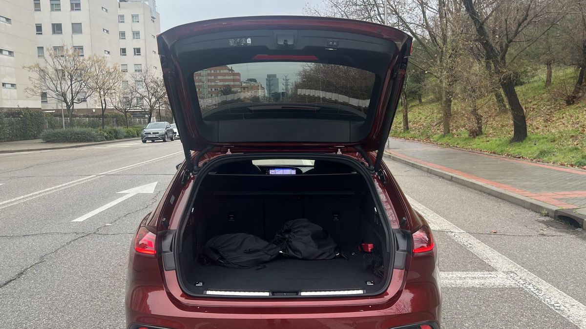 Maletero, con los cables de carga, del A5 Avant e-hybrid.