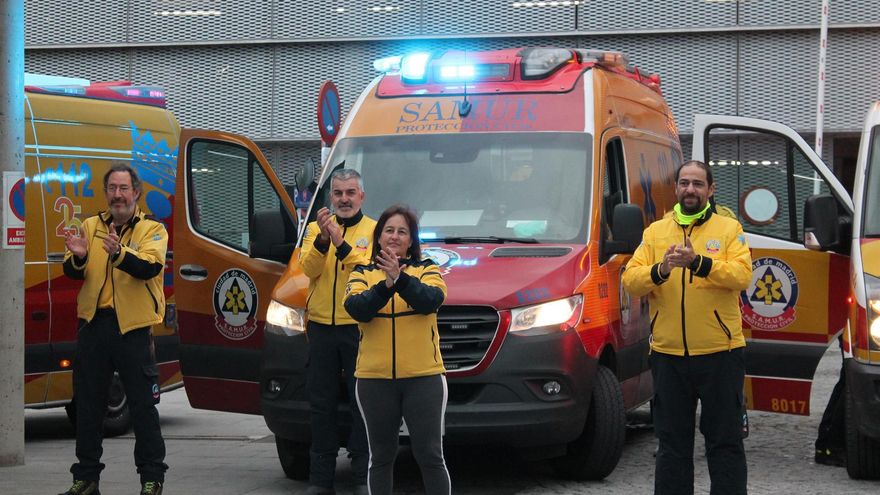 Efectivos del SAMUR durante el aplauso de las 20.00 horas en el Hospital General de Segovia.