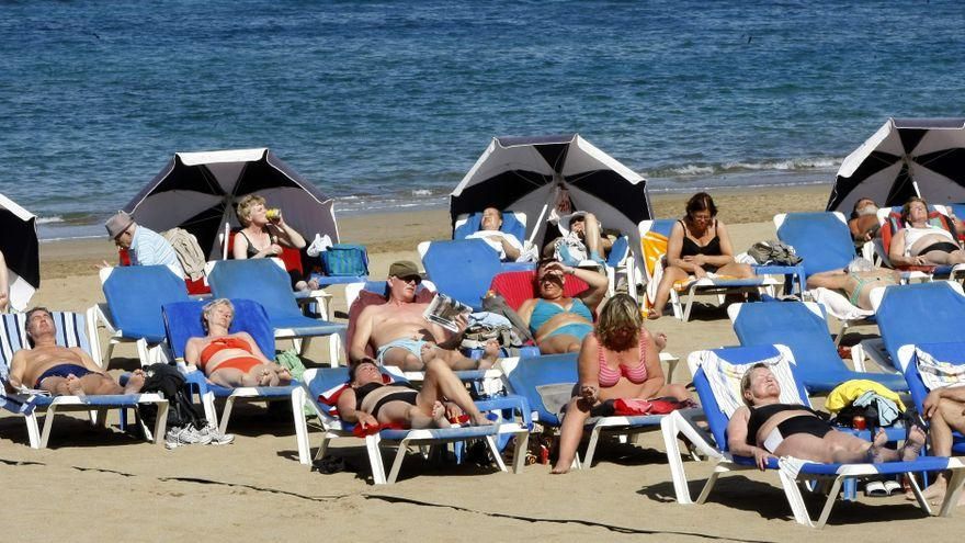 Canarias recibió en 2025 más turistas, pero gastaron menos y las estancias fueron más cortas