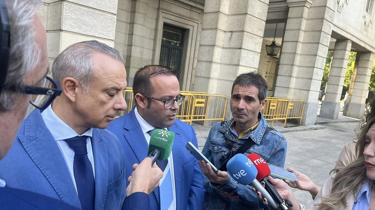 Los abogados, atendiendo a la prensa a las puertas de la Audiencia de Sevilla.