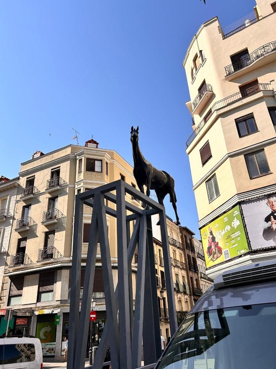 Otra perspectiva de la colocación de la escultura ecuestre en la plaza del Carmen de Madrid.