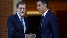 El presidente del Gobierno, Mariano Rajoy, y el líder del PSOE, Pedro Sánchez, antes de su reunión de este martes en la Moncloa / EFE