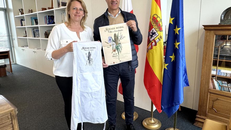 La consejera de Desarrollo Rural, Ganadería, Pesca y Alimentación, María Jesús Susinos, se reúne con el alcalde de Escalante, Francisco Sarabia.