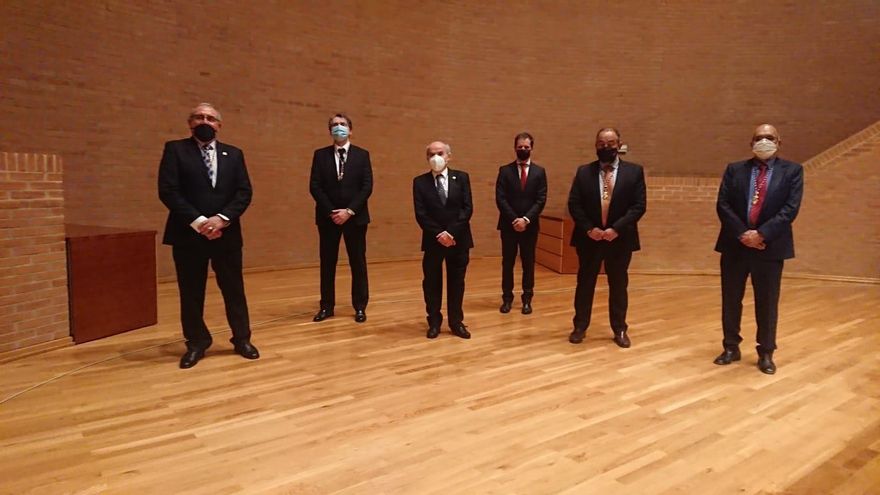 El presidente de la Academia de Medicina junto a los primeros académicos de número