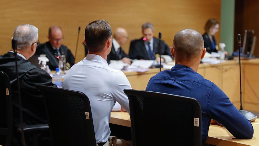 Dos policías locales se enfrentan a más de un año de cárcel por insultos xenófobos y agresiones