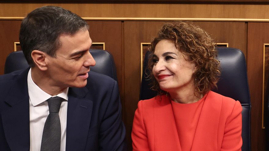 Archivo - El presidente del Gobierno, Pedro Sánchez, la vicepresidenta primera del Gobierno y ministra de Hacienda, María Jesús Montero, y la vicepresidenta segunda del Gobierno y ministra de Trabajo, Yolanda Díaz