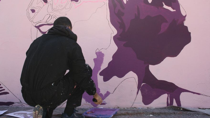 Héctor comienza a pintar las primeras manchas de color sobre el 'cuarteado' en el mural