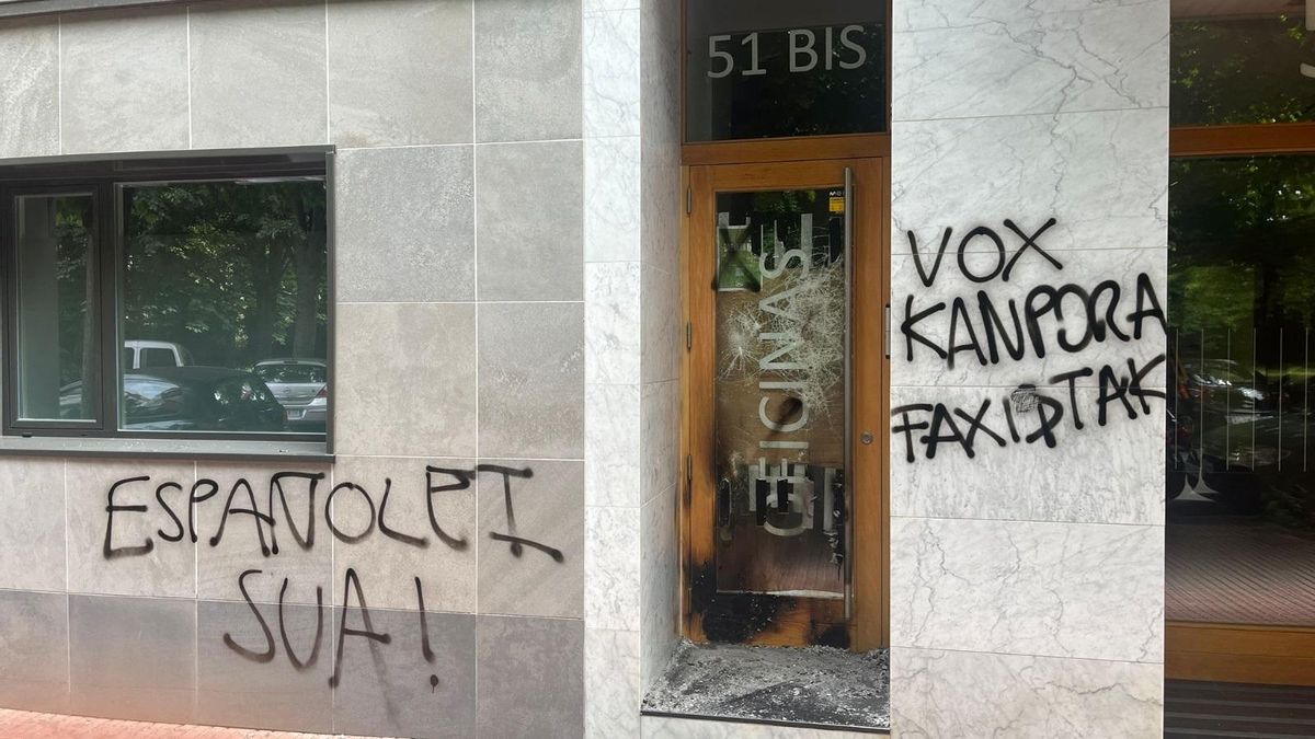 Vox denuncia el intento de quemar su sede en Vitoria, tras el ataque con piedras del sábado
