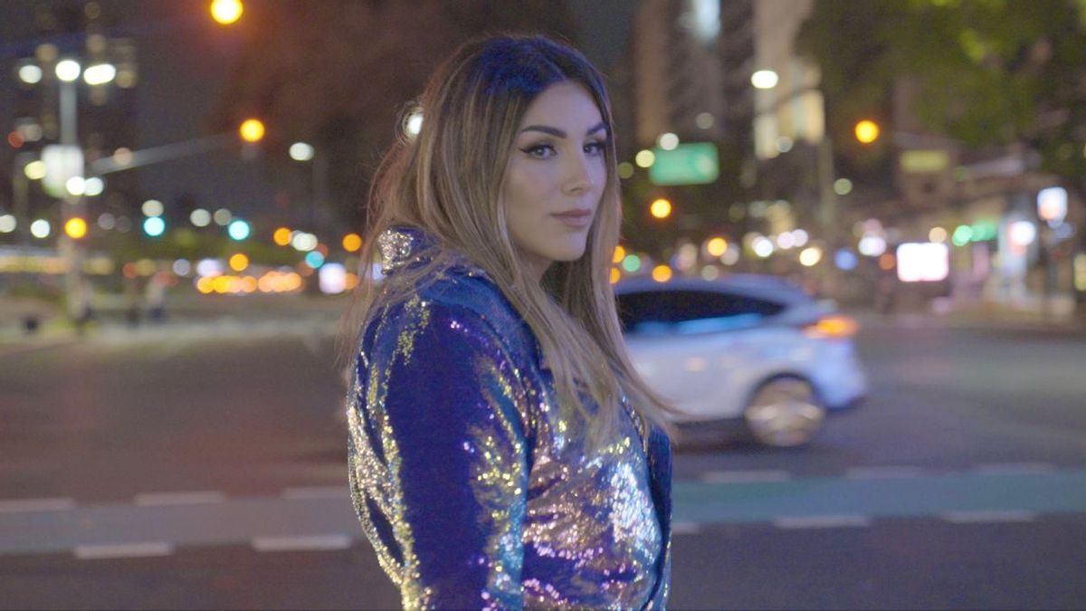 La escritora y activista trans Bárbara Di Rocco filmando en Buenos Aires un documental sobre la historia del colectivo