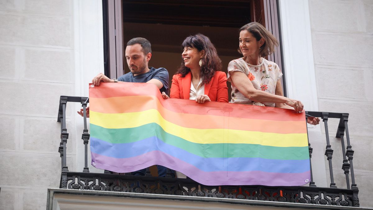 El PSOE coloca banderas arcoíris y trans en Madrid mientras el Ayuntamiento avisa de que no las pondrá en Cibeles