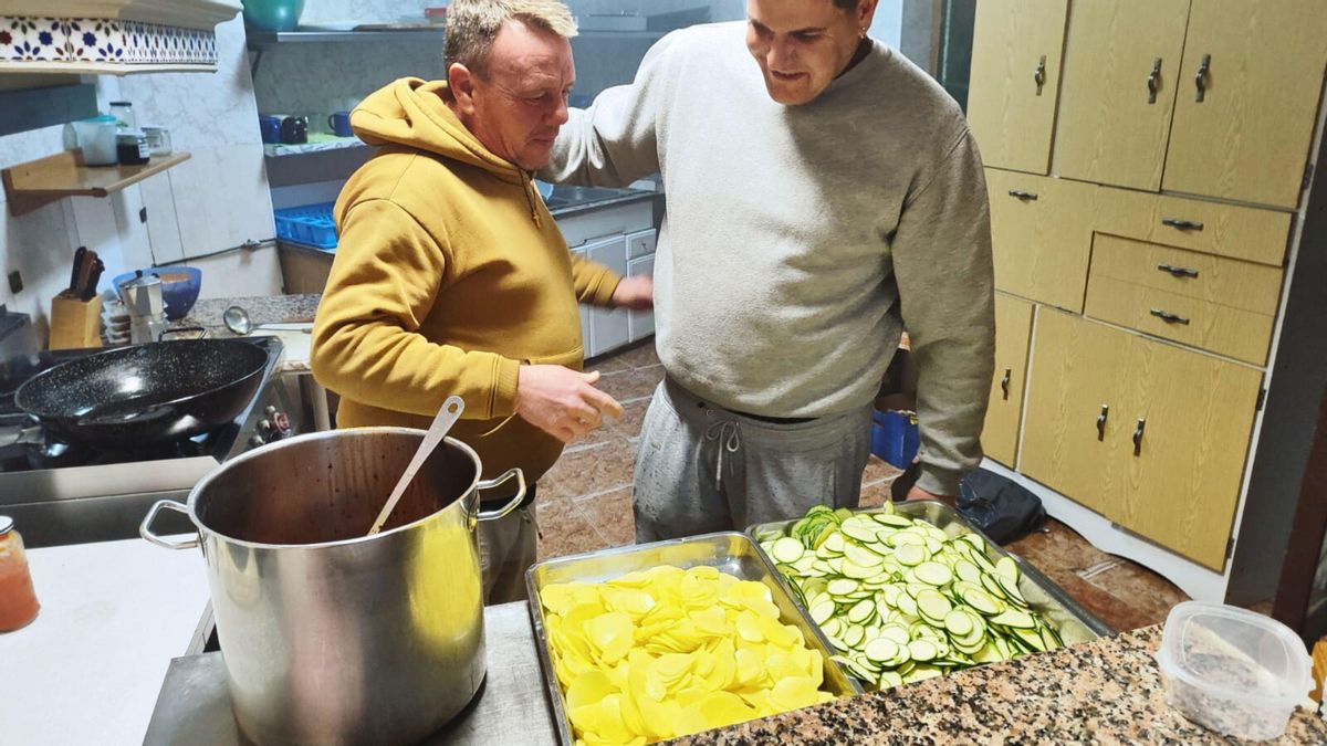 Integrantes de El Buen Camino preparan la cena atendiendo al reparto equitativo de las tareas domésticas. GLORIA PIÑERO