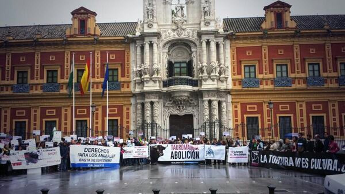 La marcha, frente al Palacio de San Telmo, sede de la Presidencia de la Junta / Foto: @Sharon_IA
