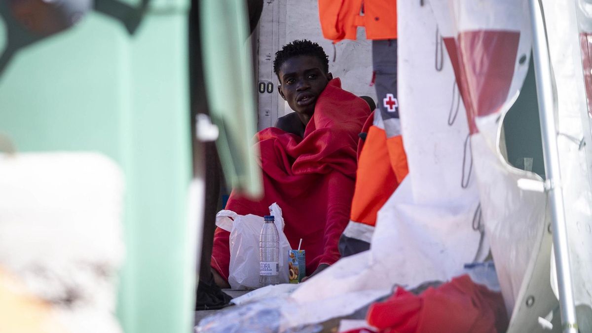 Un hombre, recién llegado en cayuco al puerto de Los Cristianos este lunes, en Tenerife