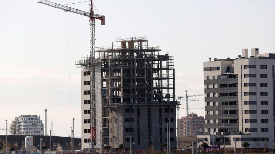 Vista de varios bloques de viviendas en construcción. EFE/Chema Moya/Archivo